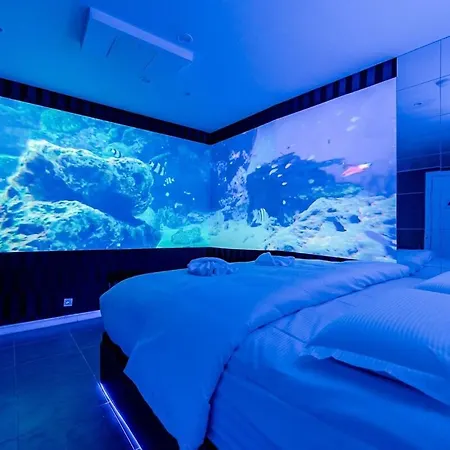 Immersif Jaccuzi & Cinema Et Asterix Messy